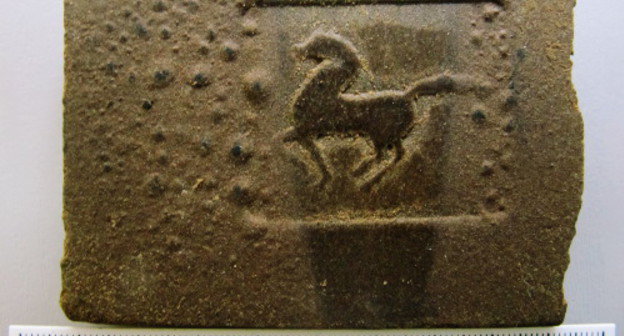 Плитка гашиша, найденная у одного из подозреваемых в торговле наркотиками. Нальчик, 13 февраля 2013 г. Фото пресс-службы Управления ФСКН России по КБР