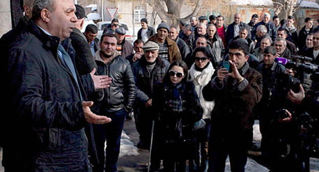 Встреча избирателей деревни Ара с кандидатом в президенты Грантом Багратяном во время его агитационной поездки. Армения, Арагацотн, 15 февраля 2013 г. Фото: © PanARMENIAN Photo/Mery Agakhanyan