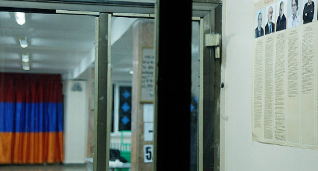 Избирательный участок в Армении. 18 февраля 2013 г. Фото: © PanARMENIAN Photo/Tigran Mehrabyan