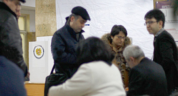 На избирательном участке в Ереване. 18 февраля 2013 г. Фото: © PanARMENIAN Photo/Vahan Stepanyan