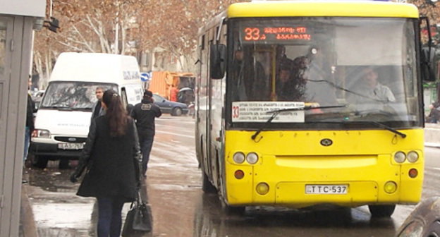 Муниципальный автобус в Тбилиси. 29 января 2013 г. Фото Беслана Кмузова для "Кавказского узла"