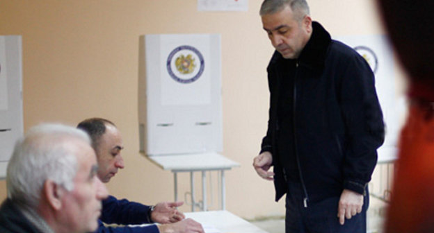 Голосование на выборах президента Армении. Один из избирательных участков в общине Арабкир. Ереван, 18 февраля 2013 г. Фото: © PanARMENIAN Photo/Vahan Stepanyan