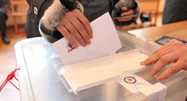 Выборы 2013: избиратели в избирательном участке Общины «Кентрон». 18 февраля 2013 г. Фото: © PanARMENIAN Photo / 
Edgar Barseghyan
