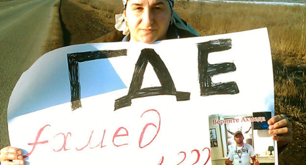 Одиночный пикет Лизы Бузуртановой, сестры Ахмеда Бузуртанова на федеральной трассе "Кавказ" между селением Экажево и муниципальным округом Гамурзиевским. 14 января 2013 г. Фото Рашида Гайсанова