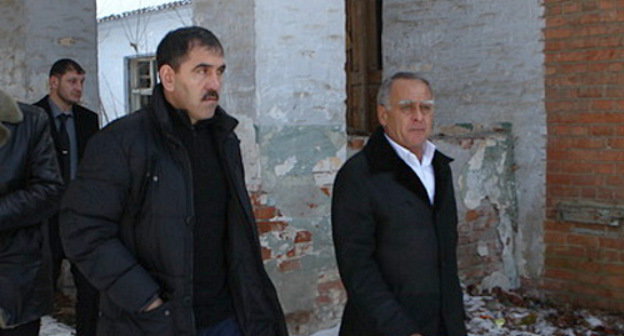 Юнус-Бек Евкуров в инспекционной поездке по строительным объектам Назрани. 2 января 2013 г. Фото пресс-службы Главы Республики Ингушетия, http://www.ingushetia.ru