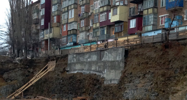 Строительный котлован у дома  208 "А" по ул. Магомеда Гаджиева в Махачкале. 17 февраля 2013 г. Фото Тимура Исаева для "Кавказского узла"

 автор Тимур Исаев
