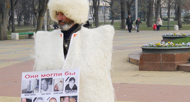 Сергей Коблев в одиночном пикете в поддержку черкесов Сирии. Майкоп, 25 ноября 2012 г. Фото Олега Чалого для "Кавказского узла"