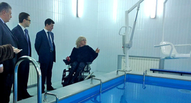 Жанна Цаллагова рассказывает о вспомогательном устройстве, которым оборудован бассейн для инвалидов. Владикавказ, 20 февраля 2013 г. Фото Фатимы Абаевой для "Кавказского узла"