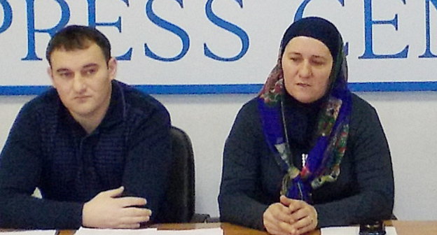 Адвокат Заурбек Садаханов и сестра похищенного Ахмеда Бузуртанова Лиза Бузуртанова на пресс-конференции в Независимом пресс-центре. Москва, 21 февраля 2013 г. Фото Карины Гаджиевой для "Кавказского узла"