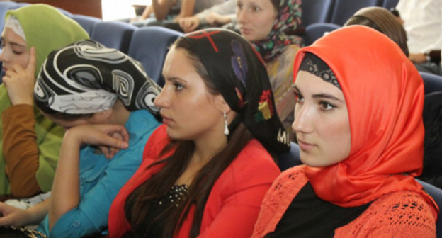 Студентки в традиционных головных уборах. Фото: http://www.chesu.ru