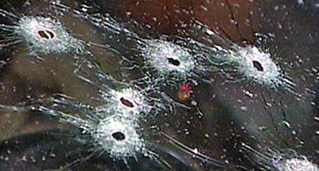 Пробоины от пуль на стекле автомобиля. Фото: http://inginfo.ru/news/1813