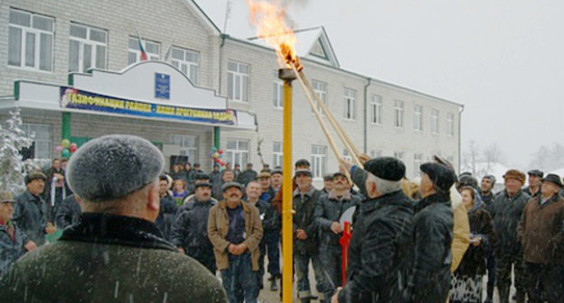 Торжественное открытие газопровода в селе Трисанчи Дахадаевского районе Дагестана. Декабрь 2012 г. Фото: http://www.riadagestan.ru/news/2012/12/21/148384