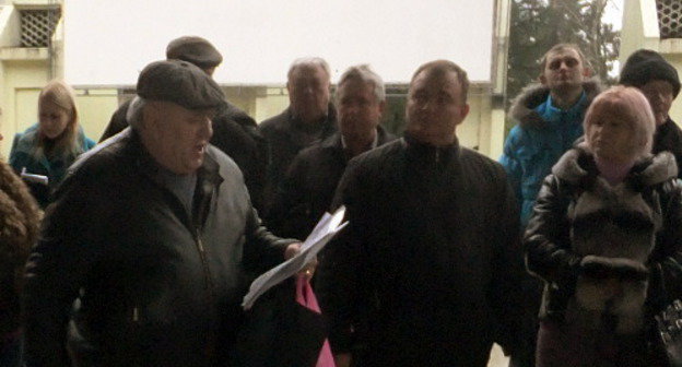 Сход жителей микрорайона Макаренко на месте предполагаемого строительства магазина "Магнит". Сочи, 24 февраля 2013 г. Фото светланы Кравченко для "Кавказского узла"