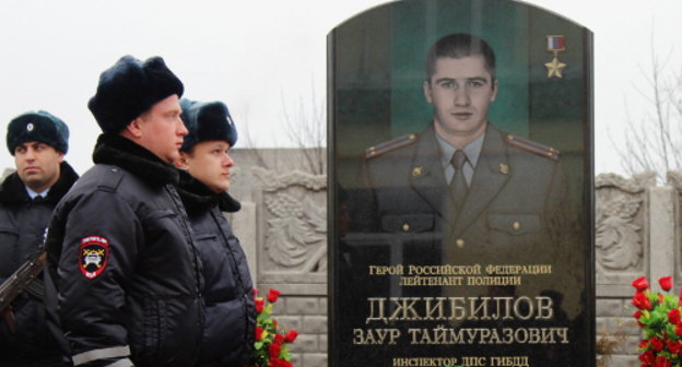 Открытие памятника Зауру Джибилову. Владикавказ, 23 февраля 2013 г. Фото Эммы Марзоевой для "Кавказского узла"