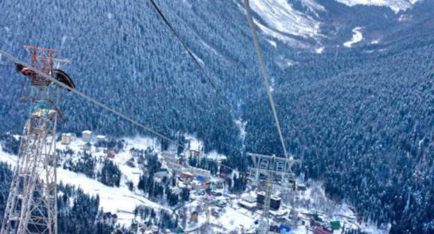 Вид на посёлок Домбай с подъёмника. Карачаево-Черкесия. Фото: Rdfr, http://commons.wikimedia.org