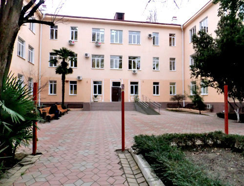 Вокруг здания ремонтируемой сочинской поликлиники № 1 началась установка железобетонного ограждения. Сочи, 23 февраля 2013 г. Фото Светланы Кравченко для "Кавказского узла"