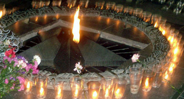 Вечный огонь в Братском саду Астрахани. Фото Дамира Шамарданова, http://damir-sh.livejournal.com