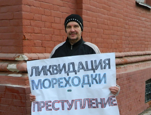 Пикет Валерия Ромахина в поддержку мореходного училища. Астрахань, 8 ноября 2012 г. Фото Елены Гребенюк для "Кавказского узла"