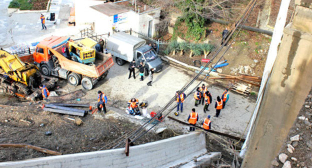 Обрушение пролета железнодорожного моста на участке Сочи-Дагомыс. 26 февраля 2013 г. Фото пресс-службы ГУ МЧС по Краснодарскому краю, http://www.23.mchs.gov.ru