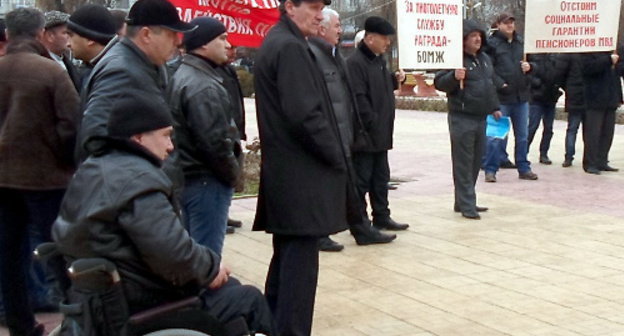 Митинг пенсионеров и инвалидов МВД и родственников погибших сотрудников полиции в парке имени 50-летия Октября. Махачкала, 26 февраля 2013 г. Фото Зульфии Гаджиевой, "Радио Эркенлъи".