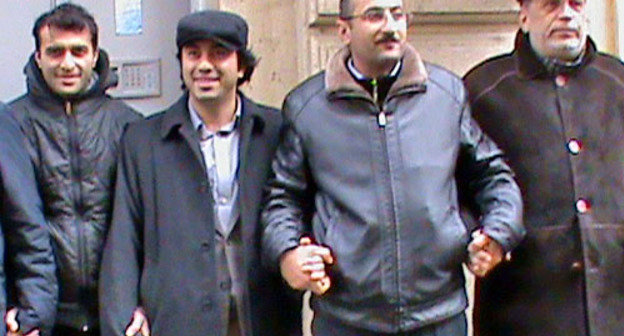 Акция в защиту прав Гилала Мамедова перед зданием Бакинского суда по тяжким преступлениям. 27 февраля 2013 г. Фото Парваны Байрамовой для "Кавказского узла"