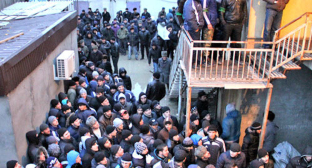 Акция протеста чеченцев-аккинцев в Новолакском районе Дагестана с требованием вернуть принадлежавшие им до депортации земли. 25 февраля 2013 г. Фото Патимат Махмудовой для "Кавказского узла"