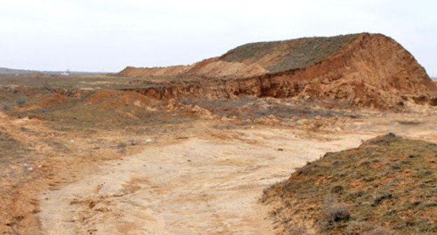Остатки бугра Бэра, после добычи в нем глины военными строителями. Астраханская область. Фото Андрея Дегтерева