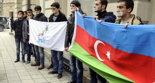Баку, 26 февраля 2013 г. Акция перед французским посольством, осуждающая избиение азербайджанских студентов во Франции. Фото: http://www.1news.az