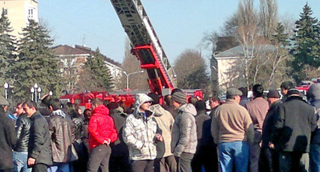 Участники акции в поддержку мэра Карачаевска Солтана Семенова на площади перед зданием правительства КЧР. Черкесск, 1 марта 2013 г. Фото корреспондента "Кавказского узла"