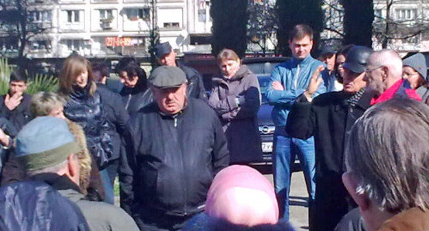 Сход жителей микрорайона Макаренко против строительства магазина сети "Магнит". Сочи, 3 марта 2013 г. Фото предоставлено участниками акции