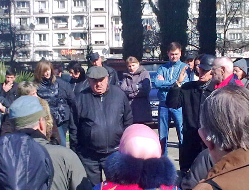 Сход жителей микрорайона Макаренко против строительства магазина сети "Магнит". Сочи, 3 марта 2013 г. Фото предоставлено участниками акции