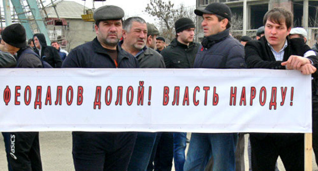 Митинг с целью "поддержки политики исполняющего обязанности главы Дагестана Рамазана Абдулатипова и защиты интересов жителей района" прошел в Кизилюрте. Дагестан, 2 марта 2013 г. Фото Патимат Махмудовой для "Кавказского узла"
