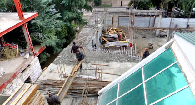 Рухнула пристройка в парковой зоне третьего блока торговой галереи. Сочи, 2 марта 2013 г. Фото Светланы Кравченко для "Кавказского узла"