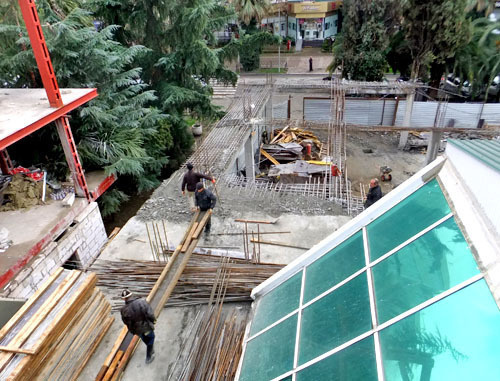 Рухнула пристройка в парковой зоне третьего блока торговой галереи. Сочи, 2 марта 2013 г. Фото Светланы Кравченко для "Кавказского узла"
