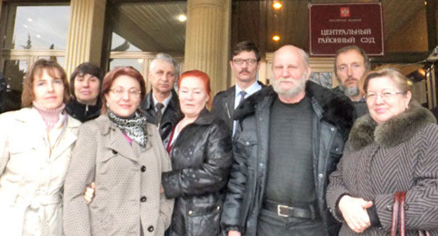 Слушатели открытого процесса по обвинению журналистки Светланы Кравченко перед заседанием суда. Сочи, 1 марта 2013 г. Фото Светланы Кравченко для "Кавказского узла"