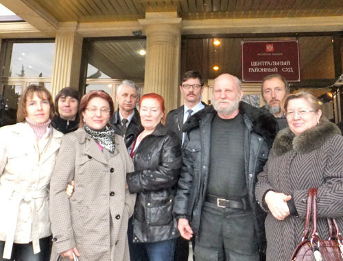 Слушатели открытого процесса по обвинению журналистки Светланы Кравченко перед заседанием суда. Сочи, 1 марта 2013 г. Фото Светланы Кравченко для "Кавказского узла"