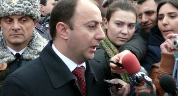 Юрист фракции "Наследие" Карен Меджлумян на пресс-конференции перед зданием Конституционного суда Армении. Ереван, 4 марта 2013 г. Фото Армине Мартиросян для "Кавказского узла"