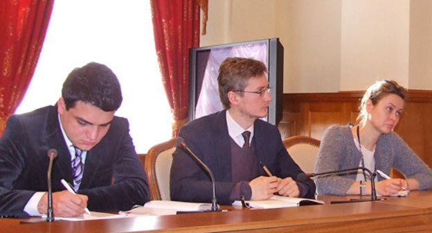 Участники проекта "Грузино-российский диалог для мира и сотрудничества" Наталья Бурлинова, Андрей Сушенцов и Константин Чокорая (справа налево). Москва, 25 февраля 2013 г. Фото Эдиты Бадасян для "Кавказского узла"