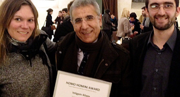 Интигам Алиев ( в центре) после награждения премией Homo Homini. Слева - Ане Тусвик Бонде, региональный менеджер по Восточной Европе и Кавказу норвежского фонда "Дом прав человека", справа - Ростислав Валвода, координатор проектов  Центра по поддержке демократии и прав человека организации "Человек в беде". Прага, 4 марта 2013 г.