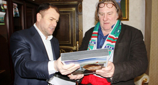 Жерар Депардье с генеральным директором спорткомплекса имени А.А-Х. Кадырова Магамедом Мацуевым во время посещения "Ахмат Арены". Чечня, Грозный, 25 февраля 2013 г. Фото Ризвана Эдильсултанова, http://ahmat-arena.ru