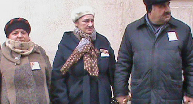 Активисты провели пикет в защиту прав главреда газеты "Толыши садо" Гилала Мамедова. Баку, 6 марта 2013 г. Фото Парваны Байрамаловой для "Кавказского узла"