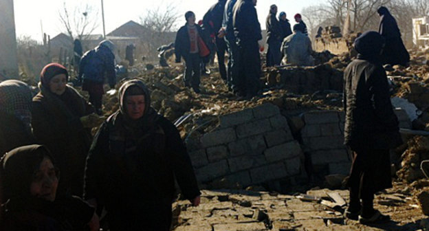 На развалинах дома, взорванного силовиками в Нововсаситли. Дагестан, Хасавюртовский район, 7 марта 2013 г. Фото Умара Гаджиалиева, islamcivil.ru