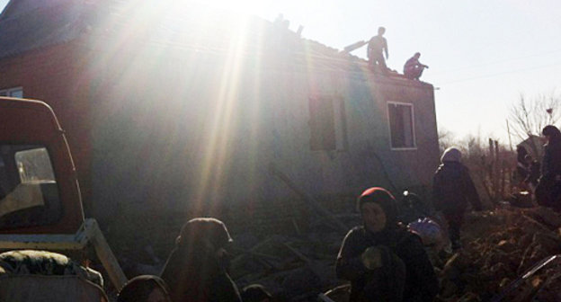 Жители Новосаситли на развалинах  взорванных силовиками домов. Дагестан, Хасавюртовский район, 7 марта 2013 г. Фото Умара Гаджиалиева, http://islamcivil.ru