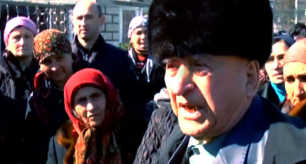 Участники митинга в поддержку мэра Карачаевска Солтана Семенова. Черкесск, 1 марта 2013 г. Кадр из видео Магомеда Магомедова, http://www.youtube.com/watch?v=kD2DxJzqExk