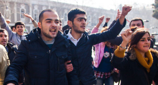 Акция протеста на Площади фонтанов в Баку против небоевых потерь в армии Азербайджана. 10 марта 2013 г. Фото Азиза Каримова для "Кавказского узла" 