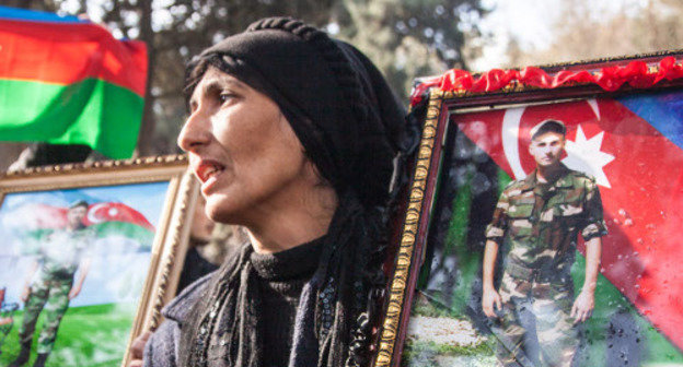 Баку, Площадь фонтанов, 10 марта 2013 г. Участница акции против небоевых потерь в армии. Фото Азиза Каримова для "Кавказского узла"