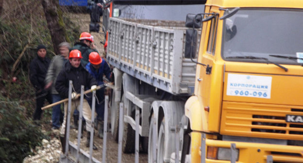 Грузовики со стройматериалами на временном мосту через реку Кудепста. Сочи, 9 марта 2013 г. Фото Татьяны Осиповой