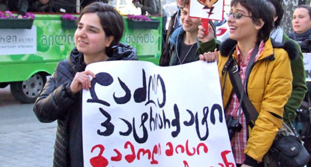 Кети Бахаташвили и Мари Капанадзе с плакатом  «Перебори патриархат, сбрось с  себя его кандалы» во время марша феминисток. Тбилиси, 8 марта 2013 г. Фото Эдиты Бадасян для "Кавказского узла"