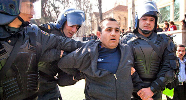 Полиция во время ареста одного из участников акции против небоевых потерь в армии Арзербайджана. Баку, 10 марта 2013 г. Фото Азиза Каримова для "Кавказского узла"