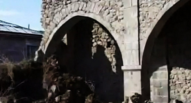 Остатки церкви святой Рипсиме. Армения, Сюник, село Севакар. 9 марта 2013 г. Кадр из видеорепортажа регионального телеканала SOSITV, http://sosi-tv.com